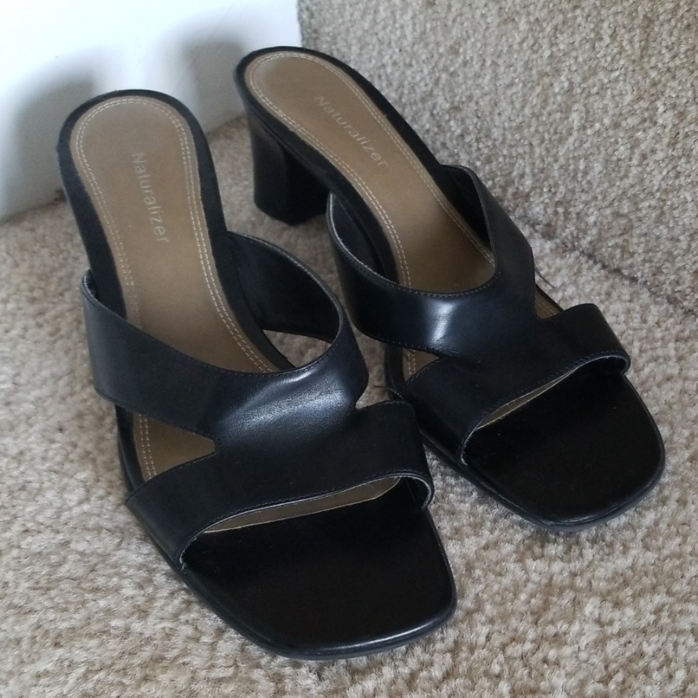 Naturalizer black leather sandal